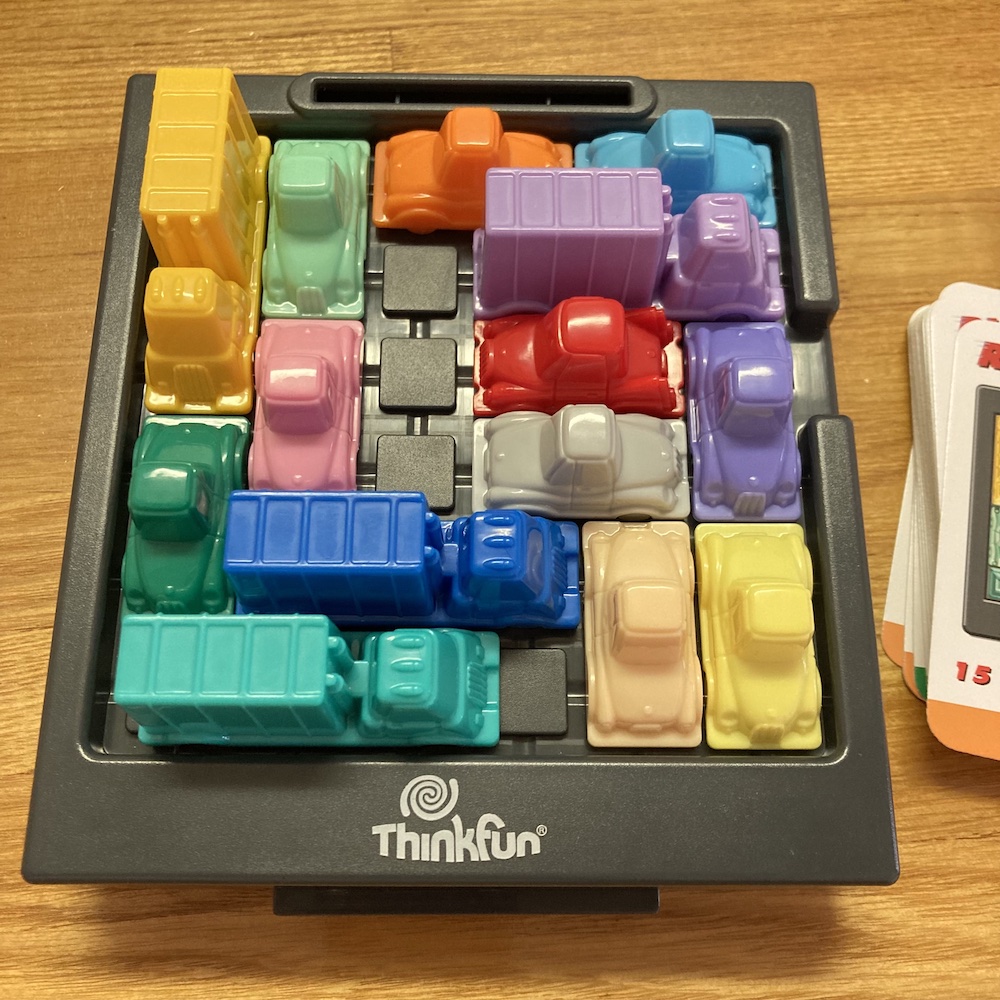 大人も3歳からでも楽しめる、おすすめ知育パズル「ラッシュアワー」