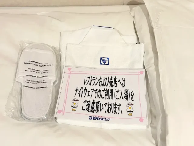 個室のナイトウェアとスリッパ