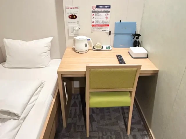 個室のベットと机