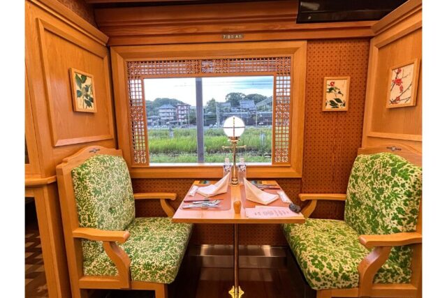 ことこと列車・内装4人がけ