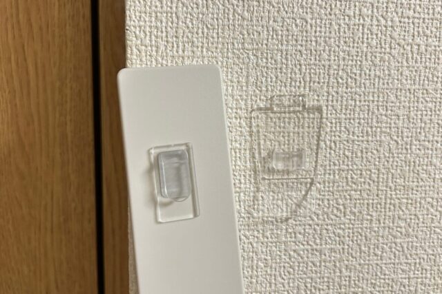 サーキュライトのリモコン、裏側。くりぴたリモコンフックを付けたところ
