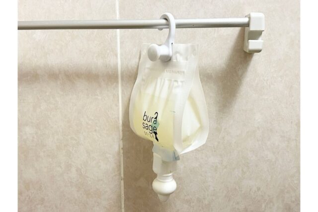 ホルダーを使って専用パックを吊り下げた状態を横から撮影