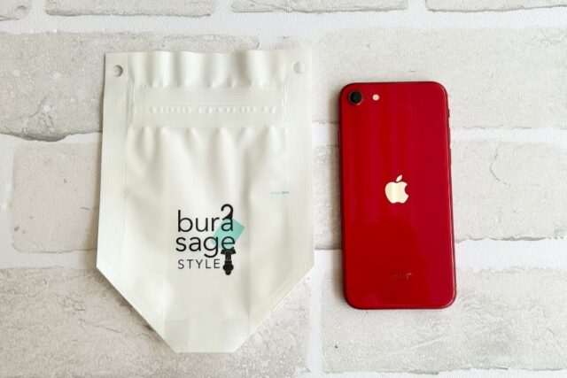 詰め替えそのまま専用パックとiPhoneを並べて大きさを比較