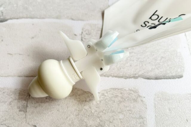詰め替えそのまま専用パックにポンプを取り付けた部分
