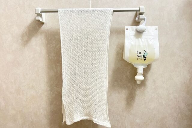タオルバーにタオルと専用パックを一緒に吊り下げた状態